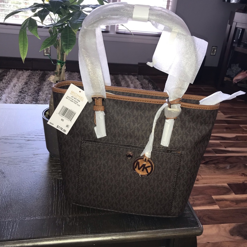 Michael Kors Jet Set Med Top Zip Button Pocket - Picture 3 of 3
